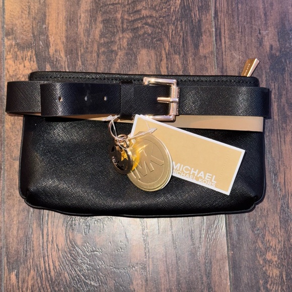 Michael Kors Black Belt Bag with Sleek Design - Picture 2 of 9